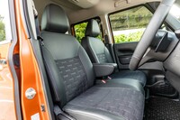 シート表皮にははっ水加工が施される。インパネまわりにUSBポートはないが、助手席の背面に1基のみが備わっている。
