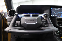 正面から見た「ネオステア」。ご覧のとおりかなりどっしりとしたデザインで、左右グリップの下端に広がるベース部分にこぶしを乗せる感覚で操作することにより、安楽な運転が可能となる。