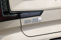 日本に導入される「EX90」は、車両本体価格が1199万円の「EX90プラス ツインモーター」、同1349万円の「EX90ウルトラ ツインモーター」、同1399万円の「EX90プラス ツインモーター パフォーマンス」の3モデル。今回はトップに位置づけられるEX90プラス ツインモーター パフォーマンスのステアリングを握った。