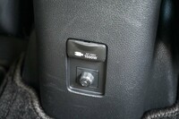 AC100V・1500Wのソケットは全車に標準化されるとともに荷室からセンターコンソール後端に移された。写真中央下部の丸い部分はアース。