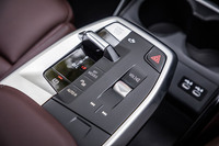 空中に浮かんでいるような「アイランド型センターコンソール」に、スイッチ式のシフトセレクターやドライブモードセレクター、スタート／ストップスイッチなどが配置される。