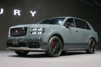 日本が誇る高級サルーン「センチュリー」。SUVタイプの新型が出たことだし、誰もやらなそうだからこそアゲてみたい一台だ。やんちゃ仕様の「センチュリーGRMN」（写真）のたたずまいからは、リフトアップは「大いにアリ」と思える。