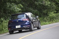 現行「ゴルフ」の日本導入からすでに6年余りの月日が流れたが、モデルチェンジの必要性を感じないほどのボディー剛性の高さを感じた。