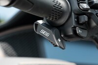 「SE6」と呼ばれる6段セミATは、左のハンドルバーに備わるシーソー式のコントローラーで操作。「N」（ニュートラル）からさらに下に入れると、ギアが「R」（リバース）となる。