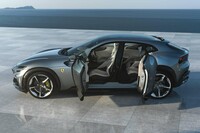 ドアはいわゆる「観音開き」。前後ドアの中間には高強度スチール製のBピラーが存在する。