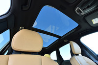 頭上に広がるパノラマガラスサンルーフは、オプションまたは標準装備として用意される。