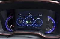 メーターパネルはオプティトロン3眼メーターと7インチのマルチインフォメーションディスプレイで構成される。写真のようにディスプレイには3連計器盤風の情報表示ができる。