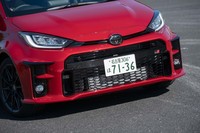 他の「GR」シリーズと共通の四角い開口部が特徴的なフロントバンパー。サイドのブレーキダクトは今回の試乗車である「RZ“ハイパフォーマンス”」の専用装備となっている。
