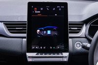 「フルハイブリッドE-TECH」の走行時に、エネルギーマネジメント画面を表示させた様子。走行モードには、バッテリー残量を40％以上キープし、モーターのアシストを最適化する「E-SAVE」モードが新たに追加された。