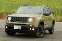 2015年9月に日本に導入された「ジープ・レネゲード」。2016年は約3100台が販売されたというが、それでも「ラングラー」にはかなわなかった。（写真＝荒川正幸）