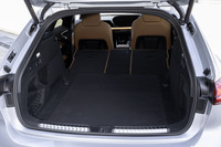 3分割式の背もたれを倒したときの荷室容量は1396リッター。先代モデルは1495リッターだったが、これだけ広ければ問題になることはないはずだ。