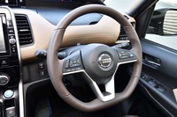 「セレナe-POWER」には安全運転支援システム「プロパイロット」をオプションにて搭載可能。その操作スイッチは、ステアリングスポーク上に設置される。