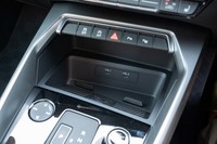 シフトセレクターの前方ではスマートフォンの無接点充電ができる。加速時などに飛び出さないよう、斜めに落とし込むようになっているのが見識だ。