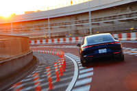 2.2tもの車重を感じさせない、高い動力性能を誇る「パナメーラ ターボS」。操縦安定性も非常に高いので、スピードの出し過ぎには要注意である。