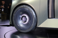 「LSコンセプト」のタイヤはブリヂストン製で、サイドウォールには「ショーカー用のコンセプトタイヤなので高速走行は禁止」ということが英語で書かれている。前後ともサイズは不明だ。