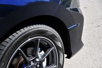 ホイールハウス前方に設けられた「エアロフィン」は、コーナリング中タイヤ周辺に発生する空気の乱流を抑制し、旋回性を向上させる働きがある。