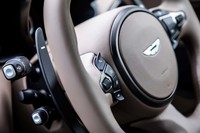 ステアリング上に配置される左右スイッチで、簡単にサスペンションの減衰力（左）やドライブモード（右）の切り替えが行える。