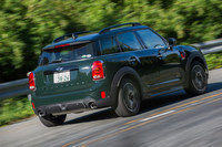 エクステリアでは、専用デザインのホイールや空力パーツ、各所にあしらわれた「John Cooper Works」のロゴやエンブレムなどで、他のモデルとの差別化が図られている。