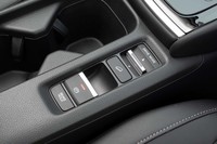 エンジンをかけ直してもオートブレーキホールド機能の設定（オン／オフ）がリセットされなくなるなど、使い手に寄り添った細かな改良も施されている。