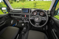 車両の姿勢を把握しやすい水平基調のデザインなど、インテリアは機能性を重視して開発。ダッシュボードと操作パネル類とでシボの模様を使い分けるなど、細部にまでこだわりが見られる。