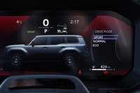 ドライブモードセレクターが備わるのはディーゼル車のみで、ガソリン車は非採用となる。「スポーツ」「ノーマル」「エコ」の、3種類のモードが用意される。