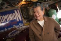 英国車と英国の持つ歴史と文化をこよなく愛する篠原清郎さん。子どもの頃からコレクションに夢中だったと笑う。自動車関連の“オートモビリア”を集めだしたのは40年ほど前から。ガレージ（と家）を建てたのは1989年のこと。