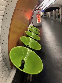 2005年からパリ地下鉄が設置を開始した新型の椅子「アキコ」。包まれ感と同時に、人が寝転ぶことを防いでいる。