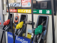 暫定税率の廃止にともない、ガソリン価格は低下。軽油の暫定税率は2026年4月1日に廃止される予定だが、それに先行するかたちで店頭価格は引き下げられている。