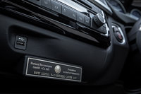 センターコンソールのエアコン調整パネルに取り付けられたアルピナのプレート。アルピナの社名（Alpina Burkard Bovensiepen GmbH & Co.KG）と「BMWアルピナB4 Sビターボ」の車名が記載されている。