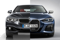 初代（写真向かって左）と現行型（右）の顔まわりの比較。ボンネットフード前端の切り欠きの位置や、丸いエンブレムの高さと向きにご注目。ナンバープレートの形の違いで距離／パースが合っていないのがバレバレだが（笑）、言わんとしていることはわかってもらえると思う。