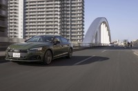 駆動方式は「クワトロ」＝4WD。セルフロッキングセンターデフを介して通常時は前後40：60でトルクを配分し、路面状況に応じて70：30～15：85のあいだで可変制御する。