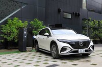 バッテリーは出力150kWまでの急速充電に対応しており、およそ49分で残量10%→80％まで回復できるという。また日本仕様の専用装備として、バッテリーの電力を車外へ供給できる給電機能も備えられている。