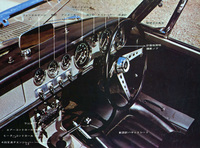 1964年8月のマイナーチェンジで一新されたSP310のインパネ。メーターは大径のスピードとタコ、小径の水温、燃料、油圧、電流、時計の大小7連となり、コンソールボックスも備わる。はめ殺しだった三角窓も開閉式となった。