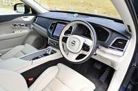 物理的なスイッチ類が少ない「XC90」のインテリア。操作の多くはセンターディスプレイ内のメニューやアイコンを介して行う。