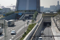 台場側から見た東京港トンネル。左が首都高、右が国道357号。