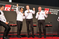 “We hate losing. Let's win together!”（われわれは負け嫌いだ。いっしょに勝とう！）と声をそろえる、（写真左から）豊田章男社長、ヤリ-マティ・ラトバラ選手、トミ・マキネン代表。