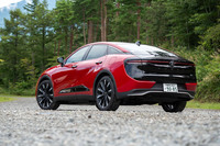 リアまわりを真っ黒なパネルで覆った大胆なツートンカラーが「クラウン クロスオーバー」の特徴。左右が一直線につながるリアコンビランプがエキゾチックな雰囲気だ。