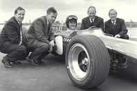 「ロータス49」の完成を祝う関係者。コスワースの2人に加え、マシン設計のモーリス・フィリップ（左端）、開発ドライバーのグラハム・ヒル（中央）、ロータスのコーリン・チャップマンが写っている。