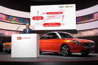 2017年の東京モーターショーにおいて、「Light you up」というブランドスローガンと、そこへ向けた取り組みについて説明する、ダイハツ工業の奥平総一郎社長。