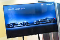 「エルヴァ」は1960年代に活躍したカスタマーレーシングカー「マクラーレン・エルヴァM1A」をオマージュした新型ハイパーカーである。