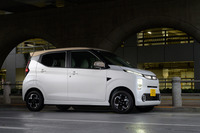 今回の改良では車体色の設定も変更。試乗車の「ホワイトパール／サンドベージュパール」を含め、7種類のカラーリングが新規設定された。それらを含むカラーバリエーションは、全11種類である。