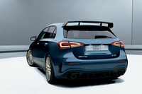 「AMG A35 4MATICエディション1」は、デニムブルーの専用ボディーカラーを採用している。