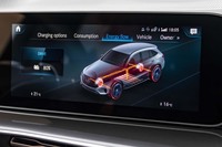 
	エネルギーフローを示すモニター画面。イメージのように、床下に敷きつめられたバッテリー（セル数は384）が前後のモーターを駆動する。
	