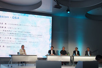 「水素エネルギーを語るシンポジウム／カーボンニュートラリティのキーテクノロジー～水素の利活用推進～」では、国際モータージャーナリストの清水和夫氏（写真左）のモデレートによるパネルディスカッションも行われた。