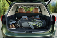 最大幅1300mmという広い開口部を特徴とする荷室スペース。荷室側への“出っぱり”や専用の支柱などを廃した、新開発の電動テールゲートを採用するなど、実用性の向上にも抜かりはない。