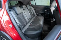 ホイールベースが2790mmもあるため、後席の足元はCセグメント車としては異例に広い。乗り込んでしまえばヘッドルームも狭くはない。