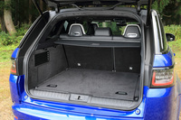 荷室容量は、5人乗車の通常使用時では780リッターとなる。リアシートのバックレストを前方に倒し、後部をすべて荷室として使用した場合は、最大1660リッターまで積載量を拡大できる。