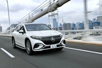 意図的に乱流を生み出すアンダーボディー前部のタービュレーターや、エアロフォルムのランニングボードの採用などにより、空気抵抗を徹底的に低減。空力的に不利なSUVでありながら、Cd値を0.26に抑えている。