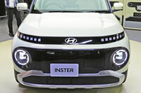 この写真で、黒い樹脂パーツの質感が伝わるだろうか？　
	ほった「このデカい黒加飾の部分ですけど、初期型の『テスラ・モデルS』みたいにバキッとした感じじゃないんですよ。ワタシもこういうクルマは応援したいんですけど……ユーザーってのは残酷ですからね」