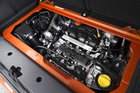 荷室床下に搭載される0.9リッター直3ターボエンジン。ECUのマッピングの変更や、吸排気系および冷却システムの改良により、109psの最高出力と、170Nmの最大トルクを実現している。